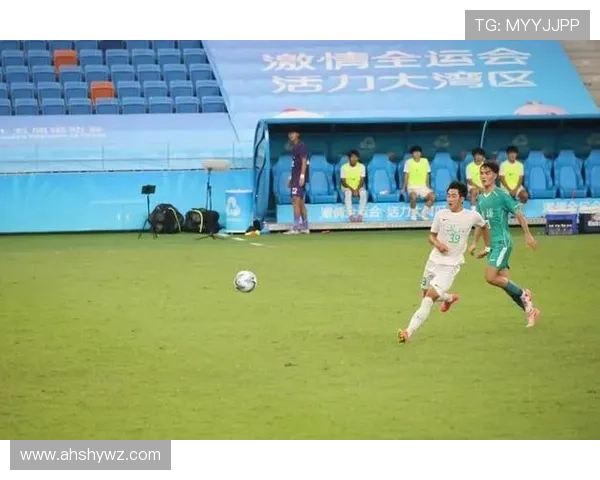 帅小伙勇闯绿茵场与足球明星展开一场惊心动魄的对决之旅