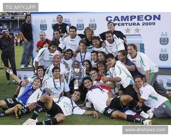 足球巨星归乡参军展现爱国情怀与责任担当的感人故事