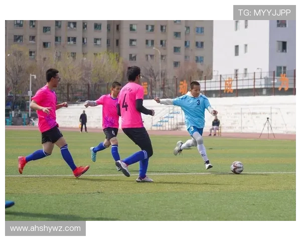 足球明星在绿茵场上的精彩瞬间速写艺术展现 足球明星在绿茵场上的精彩瞬间速写艺术展现